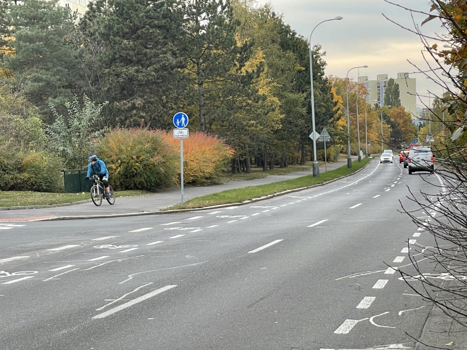 Cyklotrasu A41 nově legálně projedete podél ulice Mírového hnutí i po chodníku. Zdroj: Martin Š.