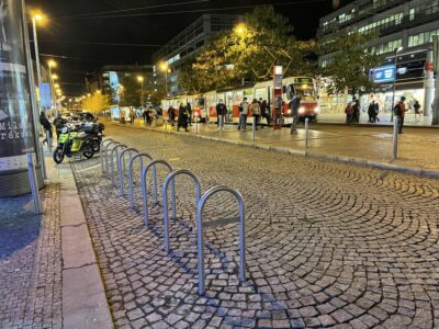 V Praze u Anděla jsou nové cyklostojany ve vozovce