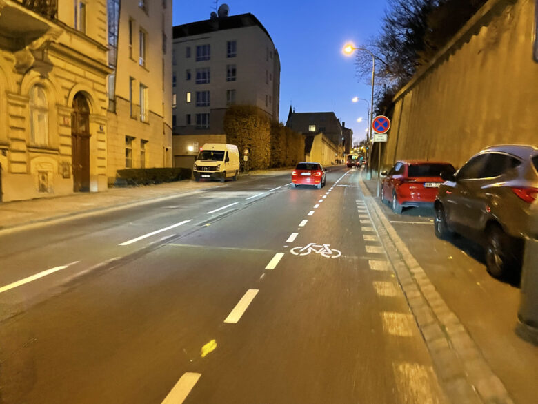 Holečkova v Praze 5 má ve stoupání nový ochranný cyklopruh