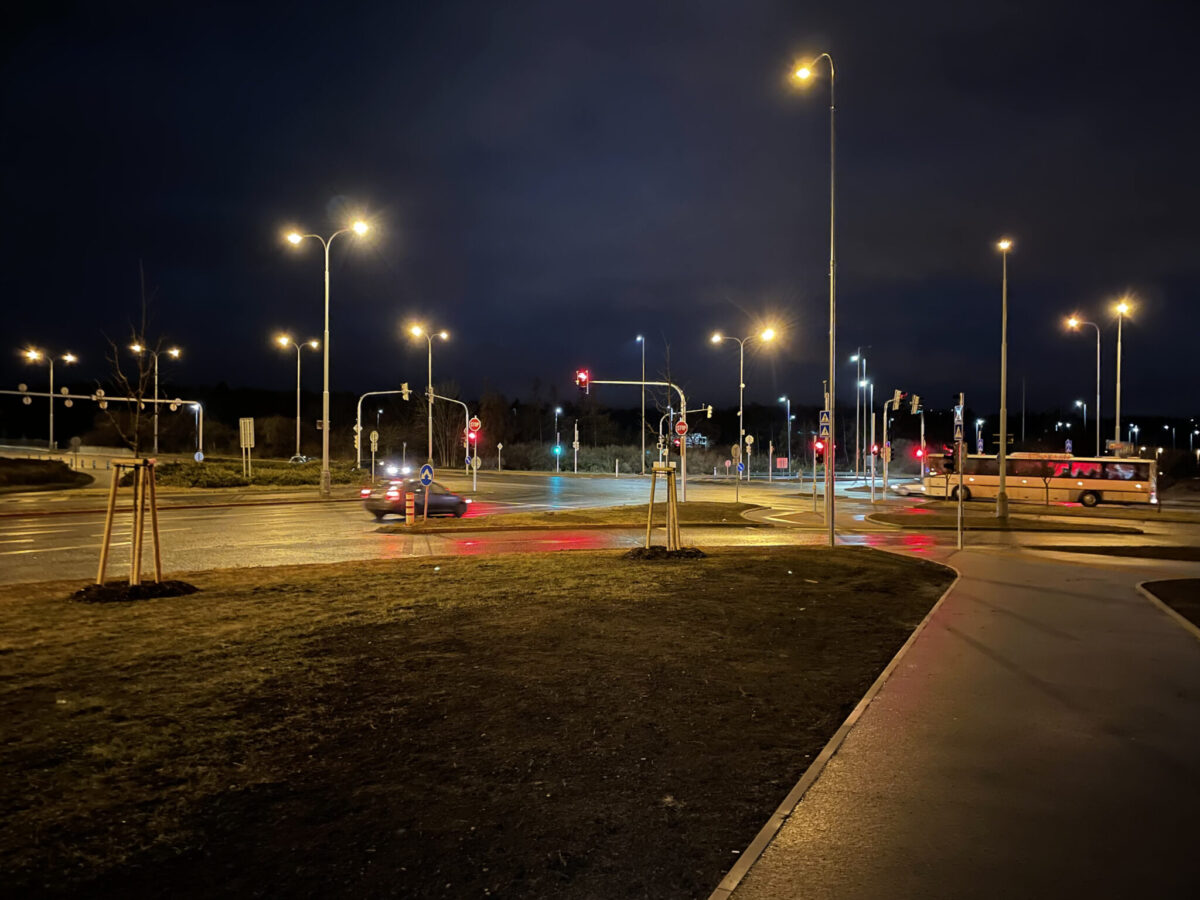 Celkový pohled na křižovatku. Byly zde také vysazeny nové stromy