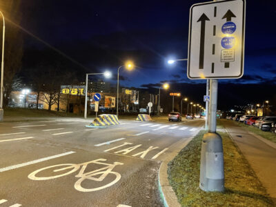 Nové buspruhy na Lhotecké ulici v Praze 12