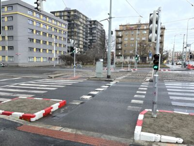 Nový přejezd na křižovatce Jana Želivského a Olšanské