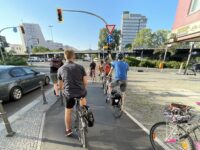 Vývoj cyklo-infrastruktury je při projížďce městem patrný. Někde už provedení cyklopásu silně připomíná Dánsko či Nizozemsko.