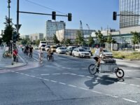 Přibližně 15 až 20 % všech cest po Berlíně je vykonáno na kole. Na užších cyklopruzích se tak ve špičkách tvoří kolony.