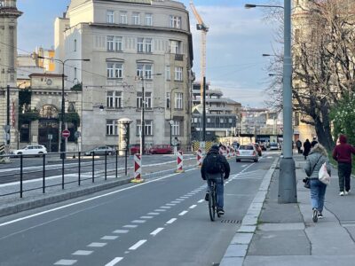 Opletalova před pražským hlavním nádražím získává nové cyklopruhy