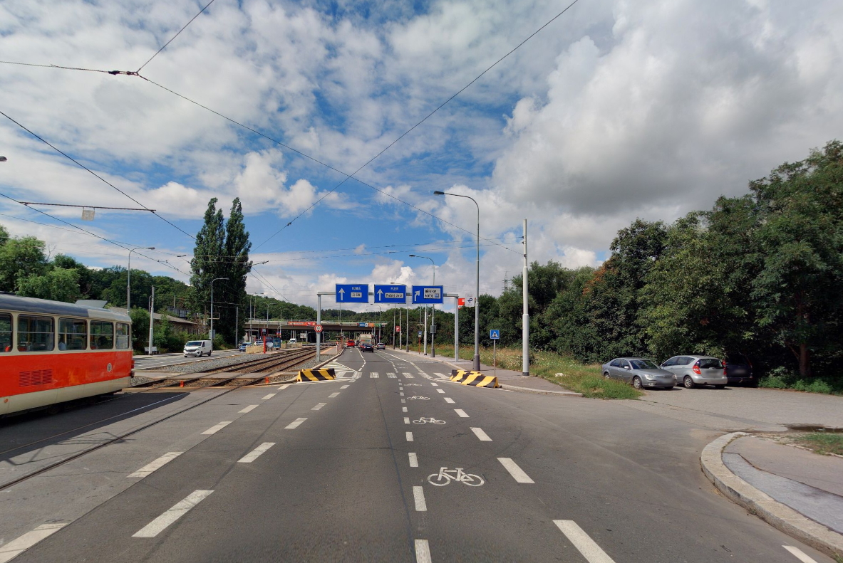 Kritické místo v srpnu 2021. Přechod dříve vedoucí přes dva jízdní pruhy nyní vede pouze přes pruh jeden (+cyklopruh). Zdroj: Mapy.cz