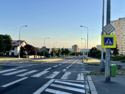 Praha 12: v Durychově vznikla parkovací místa. A podél nich také cyklopruh
