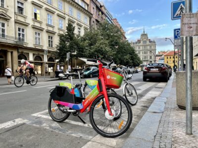 Lime přivezl do Prahy tisíc elektrokol