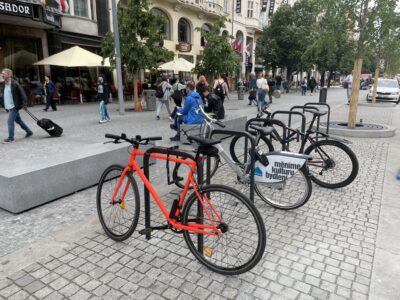 Praha nemá kapacity na budování nových cyklostojanů