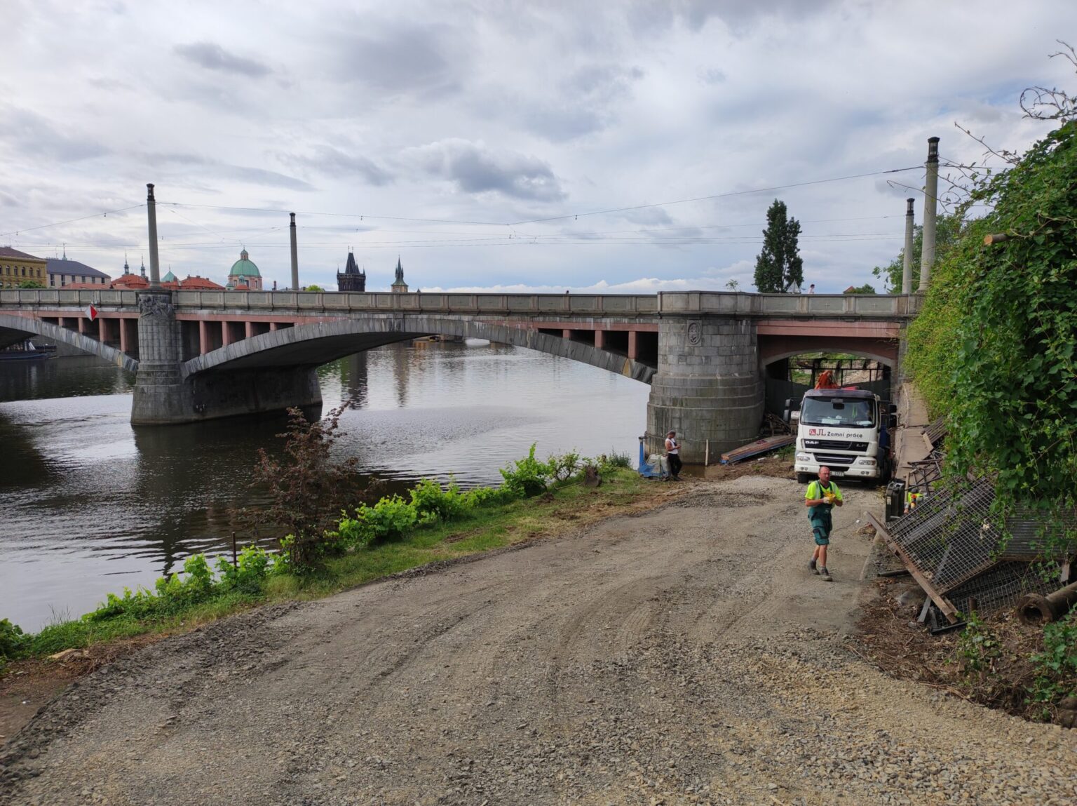 Budovaný podjezd Mánesova mostu. Zdroj: Michal Polák