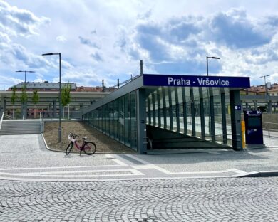 Opraveným nádražím v Praze chybí parkování kol. Správa železnic ho ani neplánuje