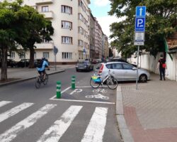 Praha 8 v Libni vyznačila v ulicích parkovací místa pro kola i motorky