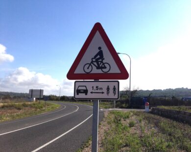 Petice: Zachovejte pravidlo bezpečného předjetí cyklisty, vyzývají osobnosti