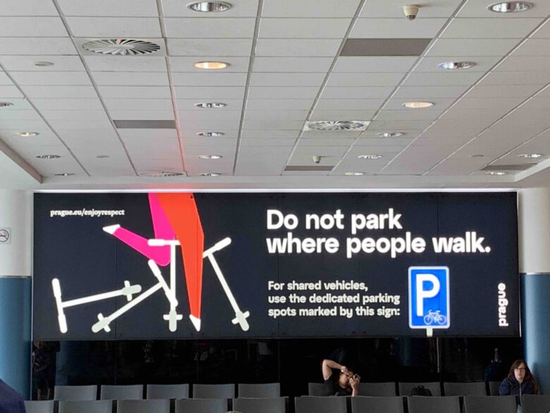 Praha pro turisty spustila kampaň proti špatnému parkování kol a koloběžek