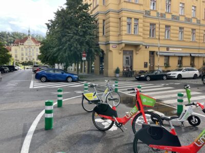Karlín má 26 nových stání pro kola a koloběžky