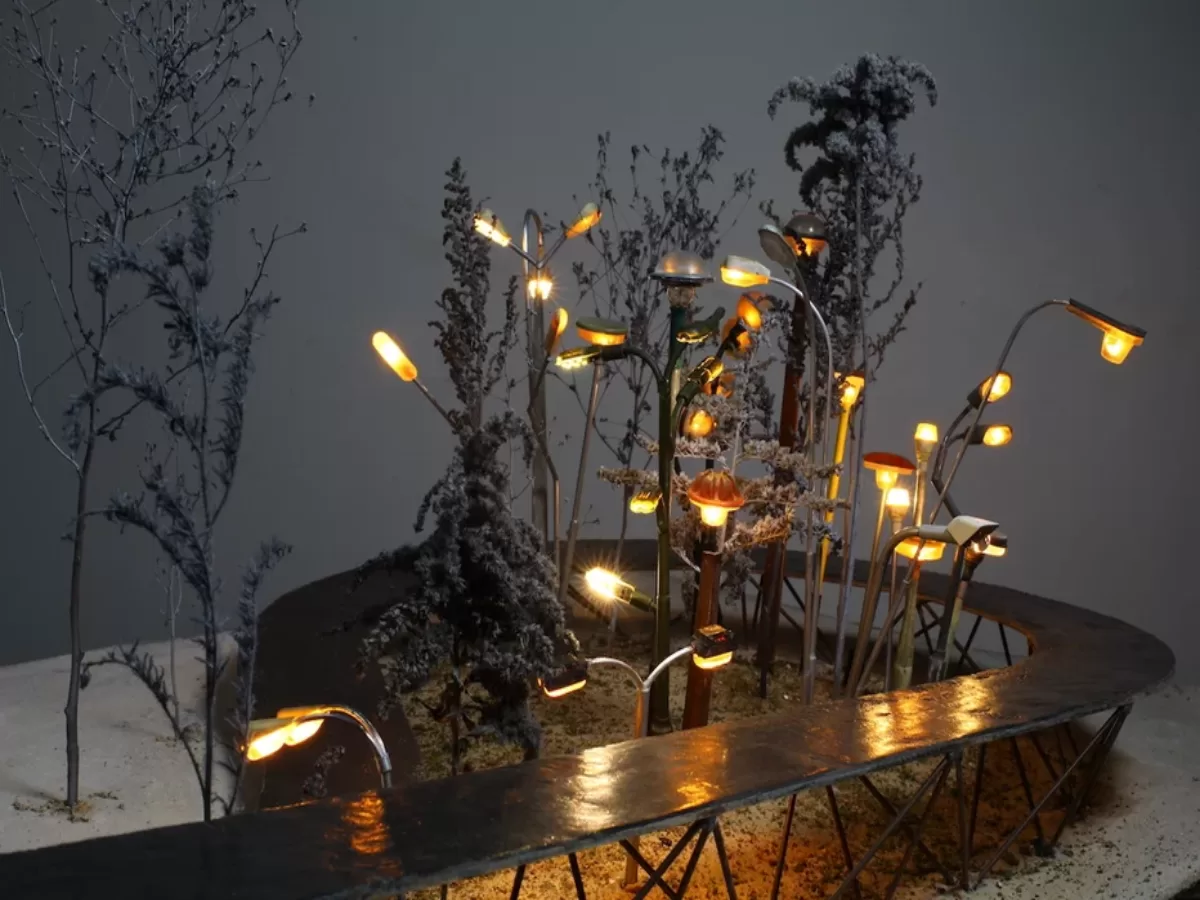 Výzdoba předpolí mostu od českého umělce Kryštofa Kintery.