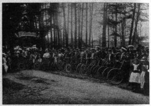 Dobová fotografie cyklistů při slavnostním otevření stezky.
