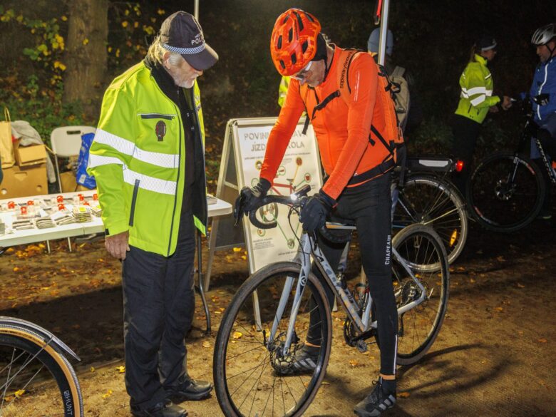 „Nejezdi jak netopejr,“ Praha opět spustila kampaň pro správné osvětlení cyklistů