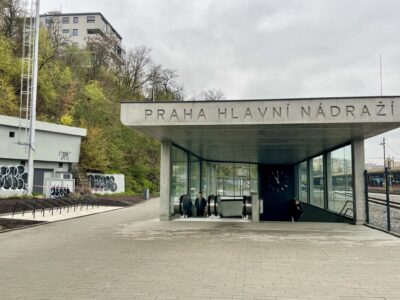 Nové cyklostojany na žižkovské straně Hlavního nádraží v Praze