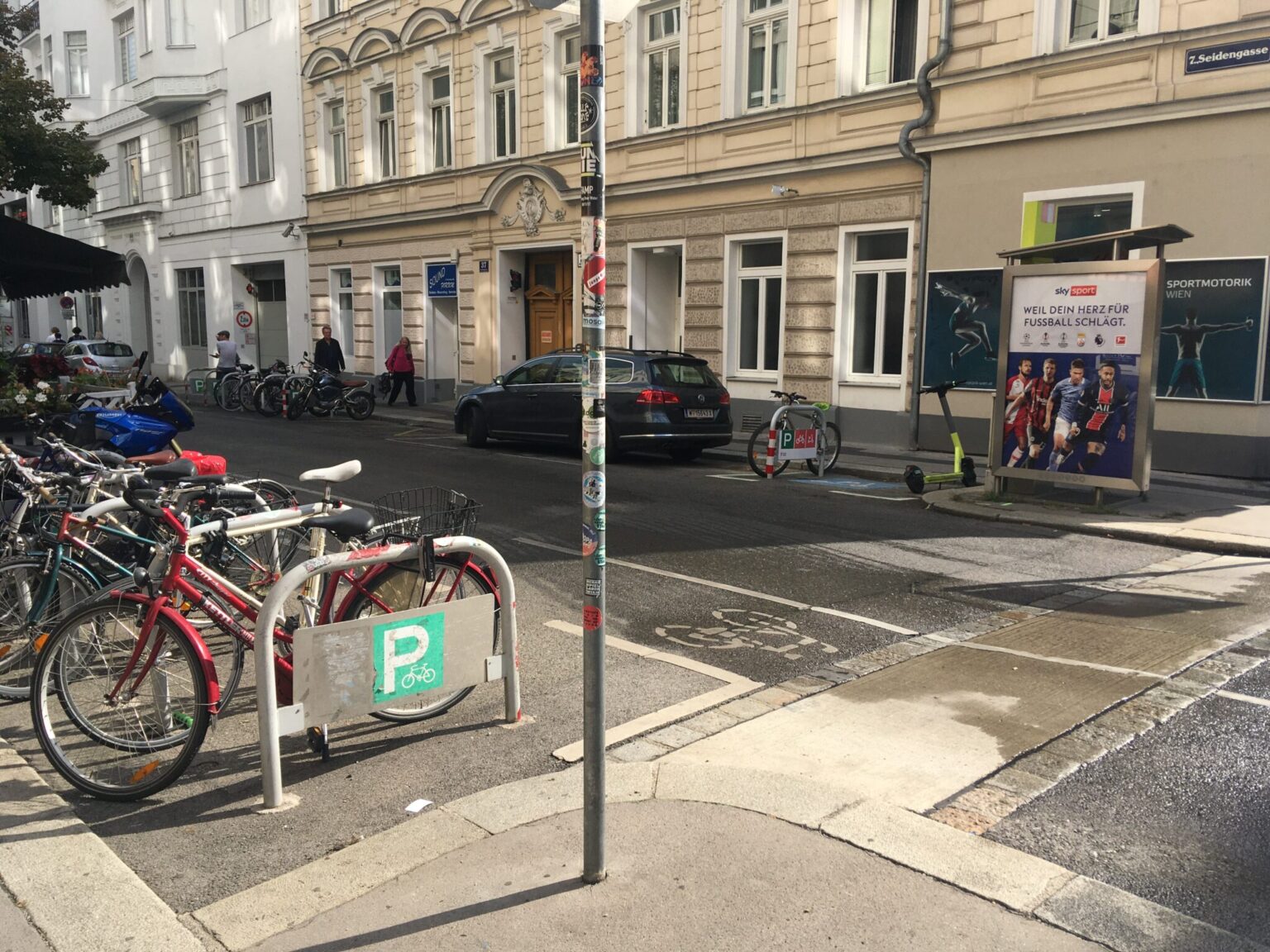 Parkování kol na ulici po celý den je zcela přirozenou součástí cyklistického města. A to i v nedaleké Vídni. Proč by to nemohlo jít v Praze, říkal jsem si. Zdroj: Jiří Motýl