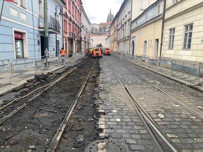 Zmeškaná příležitost? Obnova tramvajové trati na Malé Straně hladší dlažbu nepřinese