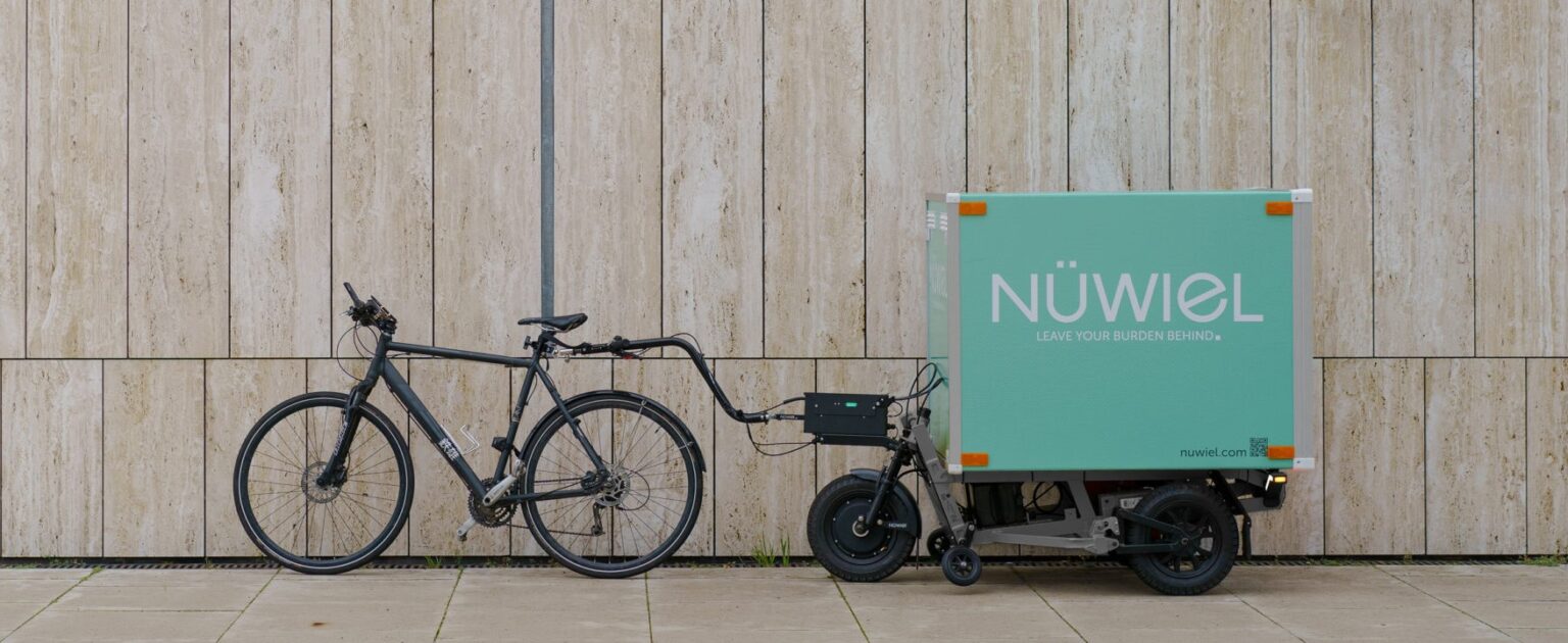 Nüwiel eTrailer lze využít za běžným kolem nebo i jako ruční vozík. Zdroj: Nüwiel