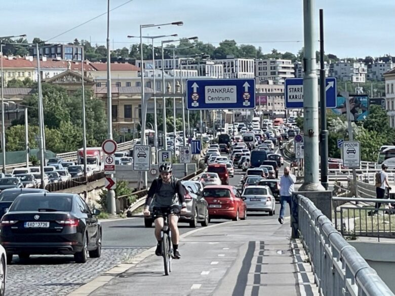 Praha očekává v pondělí komplikace v dopravě. Jako alternativu lze využít jízdní kolo