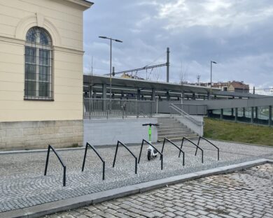 Správa železnic po apelech doplnila cyklostojany na nádraží ve Vysočanech i Vršovicích
