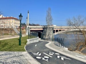Podjezd Mánesova mostu v roce 2023.