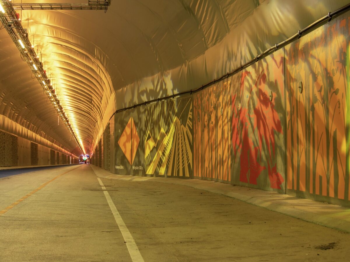 Tři kilometry dlouhý cyklistický tunel Fyllingsdal v Bergenu. Foto interiéru před otevřením v březnu 2023. Zdroj: Iver Daaland Åse / Bybanen Utbygging