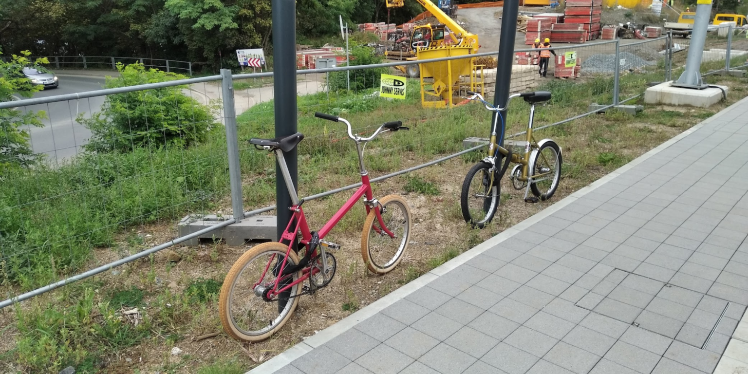 Jak se kola u nádraží Plzeň - Slovany parkují nyní. Zdroj: Plzeň na kole