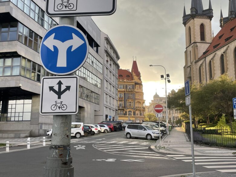 Praha 7 vyznačila cykloobousměrku na Strossmayerově náměstí