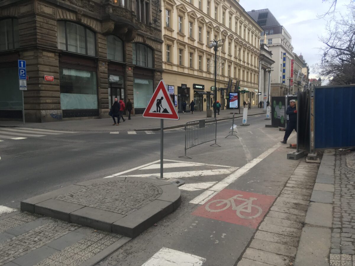 Výstavba cyklopruh nepřerušila. Fotografie z ledna 2023 v ulici Na Příkopě v Praze. Zdroj: Jiří Motýl