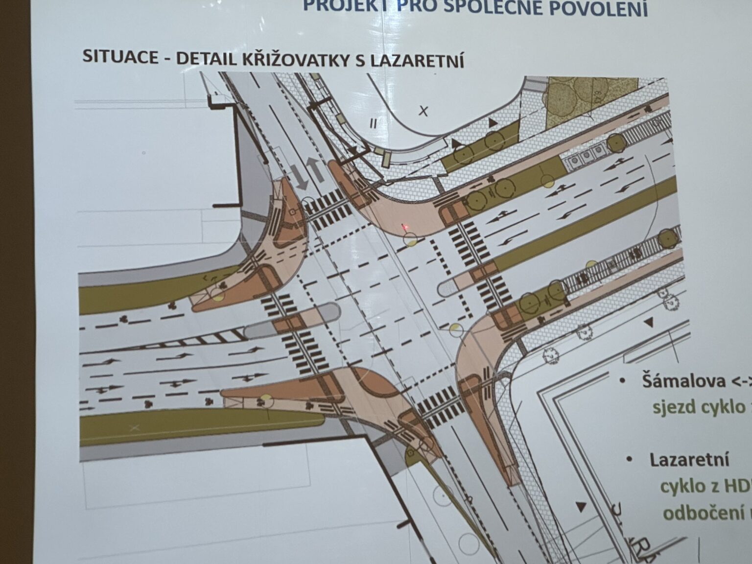 Detail, jak bude řešeno napojení nových chodníkových cyklopásů na navazující cyklopruhy v křižovatce s Lazaretní. Zdroj: Petr Kunc