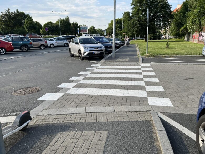 Praha 4: nová chodníková cykloobousměrka v Podolské