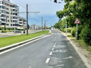 Tramvajová trať v Libuši. Přerušení cyklopruhu na Novodvorské ulici. Dříve zde vedl nepřerušený cyklopruh vyhrazený.