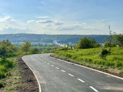 A new cycle path in Komořany connects to the footbridge under the Prague Ring Road