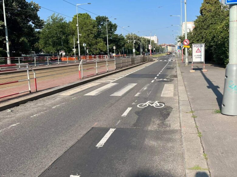 Prague: New cycle lane on Černokostelecká replaces the original pictocorridor