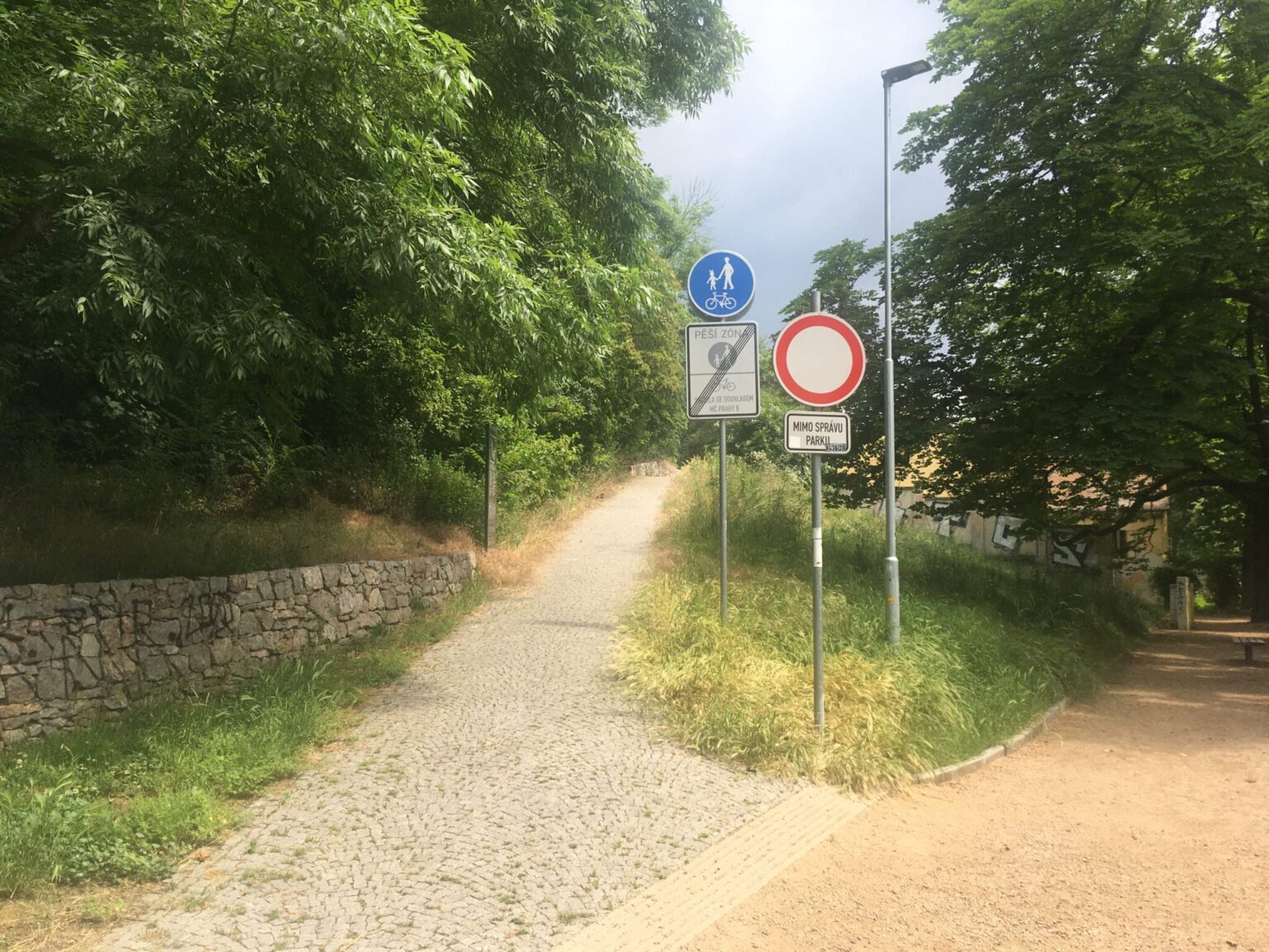 The narrow footpath leading to U Libeňského zámku Street is still designated as a shared path for pedestrians and cyclists, with the addition of a prohibition on entry.  Zdroj: Jiří Motýl