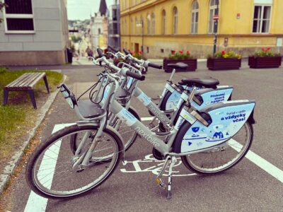 V Jablonci nad Nisou přibylo dalších šest stanovišť pro sdílená kola