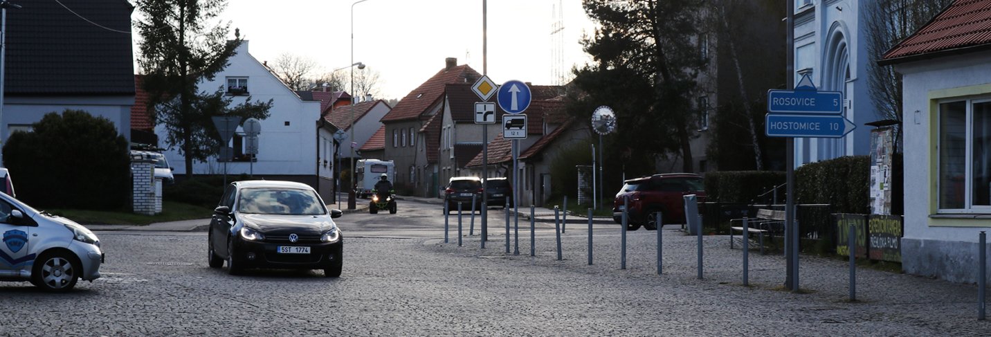 The current shared space in Dobříš at Mírové náměstí consists of a portion of public space with a transit road passing through it. It is designed as a single paved area with a 30 km/h zone, ensuring the protection of pedestrian areas near the buildings through the use of bollards to prevent parking. Zdroj: Tomáš Cach