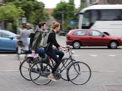 Průzkum: Většina mladých motoristů vnímá vztah cyklistů a motoristů negativně
