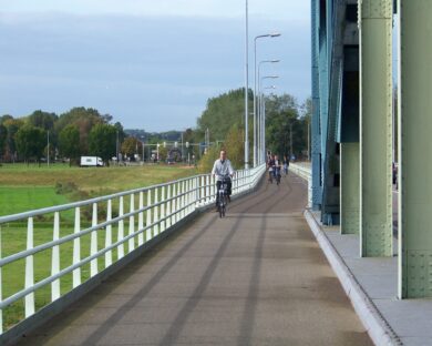 Silniční most Ijsselbrug přes řeku IJssel u města Zwolle