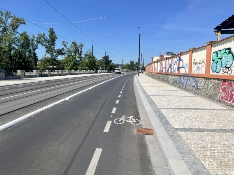 Bubenské nábřeží has a new look: you can choose to ride on the sidewalk or in the cycle lane