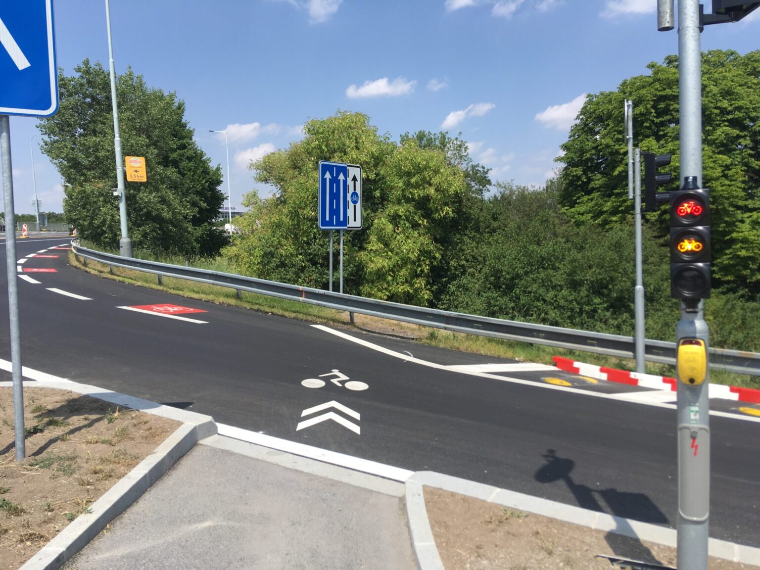 The intersection of the cyclist passage and the exit from Rozvadovská Spojka is now resolved with the help of a traffic light. It has an automatic detection system for approaching cyclists, which automatically stops the cars exiting from Rozvadovská Spojka at that moment. Zdroj: Jiří Motýl