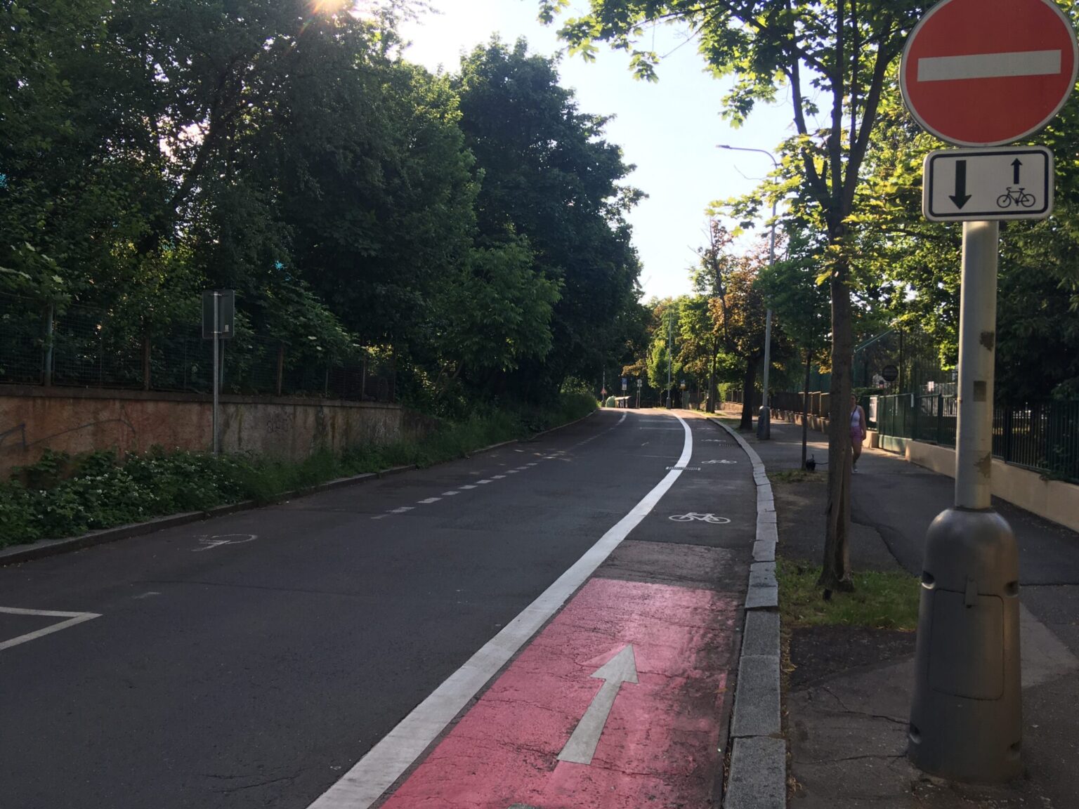 In recent years, Prague has renewed the horizontal markings of this long-standing contraflow bicycle lane. Additional supplementary signs were also added according to the current ordinance. Zdroj: Jiří Motýl