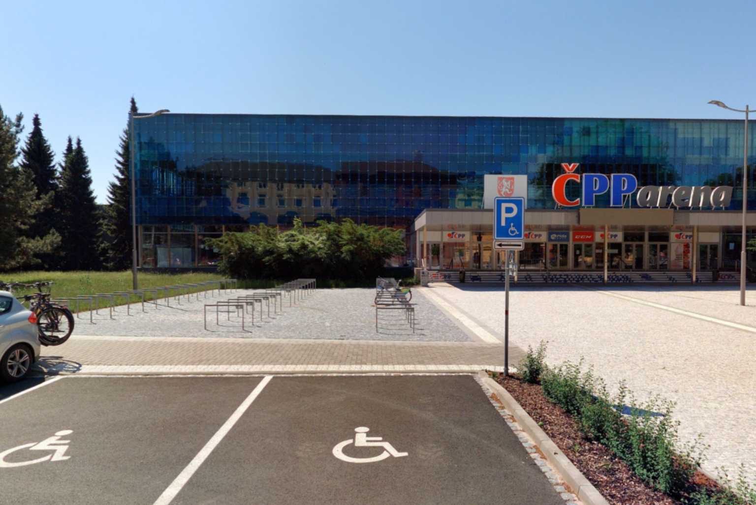 ČPP aréna v Hradci Králové. Parkoviště s kapacitou 90 kol, vpravo od vchodu se nachází ještě druhé. Zdroj: Mapy.cz