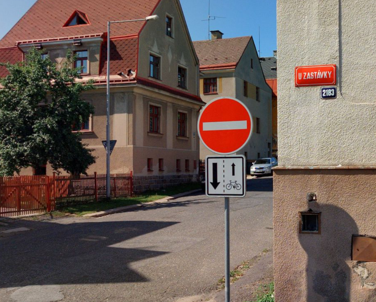 Cykloobousměrka v ulici Knoflíková Zdroj: Mapy.cz