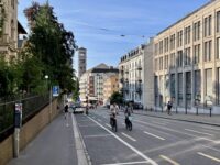Curych je kopcovitým městem, podobně jako Praha. I do kopce se tu jezdí na kole, zde ulice nad historickým centrem. Ve stoupání samozřejmě nechybí cyklopruh.