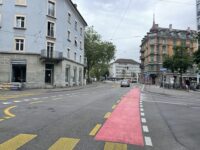 V důležitých místech jsou cyklopruhy podbarveny červenou barvou.